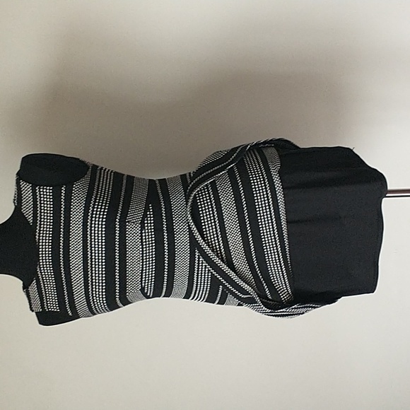 Black and White Sleeveless Dress - Picture 6 of 8